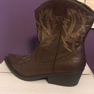 Short cowgirl boots